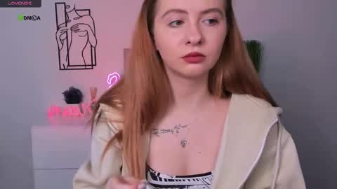 Snapshot of mila_glow chatting on 9, 10, 2025 mila_glow online show from 9, 10, 2025