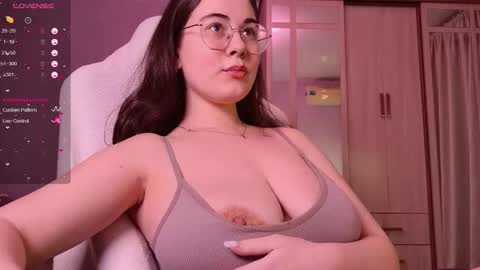 Snapshot of mila_kimmm chatting on 19, 11, 2025 Mila 3 online show from 19, 11, 2025