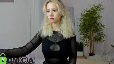 Snapshot of mila_kinor chatting on 27, 9, 2025 mila_kinor online show from 27, 9, 2025