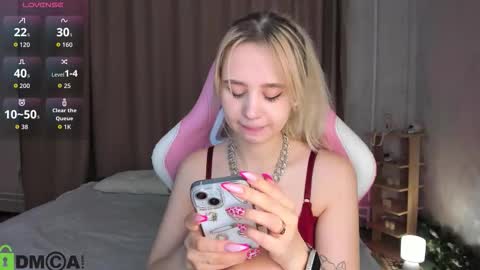 Snapshot of mila_kinor chatting on 6, 11, 2025 mila_kinor online show from 6, 11, 2025