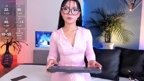 Snapshot of mila_shay chatting on 9, 10, 2025 Mila online show from 9, 10, 2025
