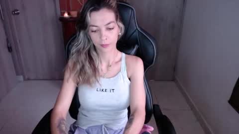 Snapshot of milacoxx8819 chatting on 4, 2, 2025 milacoxx8819 online show from 4, 2, 2025