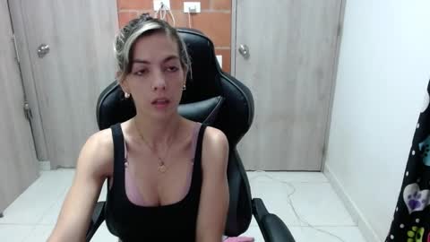 Snapshot of milacoxx8819 chatting on 5, 2, 2025 milacoxx8819 online show from 5, 2, 2025