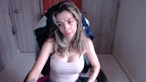 Snapshot of milacoxx8819 chatting on 8, 2, 2025 milacoxx8819 online show from 8, 2, 2025