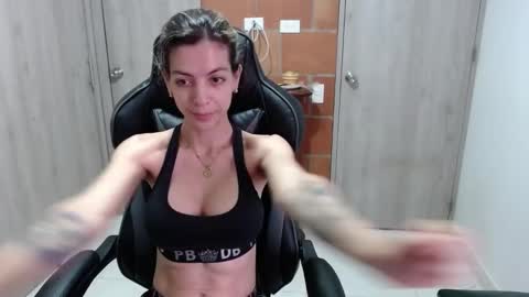 Snapshot of milacoxx8819 chatting on 5, 3, 2025 milacoxx8819 online show from 5, 3, 2025
