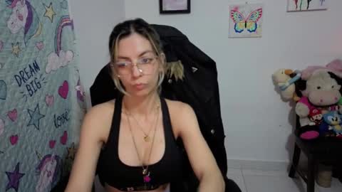 Snapshot of milacoxx8819 chatting on 8, 9, 2025 milacoxx8819 online show from 8, 9, 2025