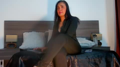 Snapshot of milahot23 chatting on 4, 12, 2025 mila online show from 4, 12, 2025