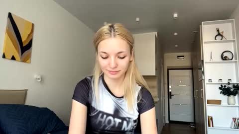 Snapshot of mildaleggette chatting on 8, 10, 2025 Millla online show from 8, 10, 2025
