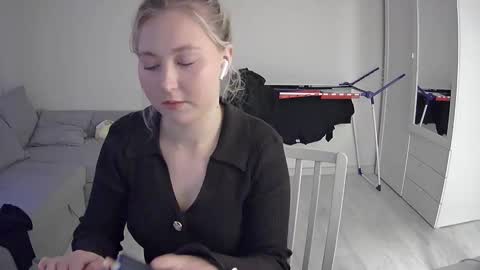 Snapshot of milena391630 chatting on 9, 5, 2026 Milena new nonude shy blonde natural online show from 9, 5, 2026