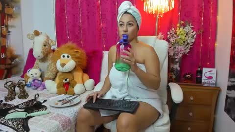 Snapshot of milfboobs_10 chatting on 8, 2, 2025 Nakary Bustamante online show from 8, 2, 2025