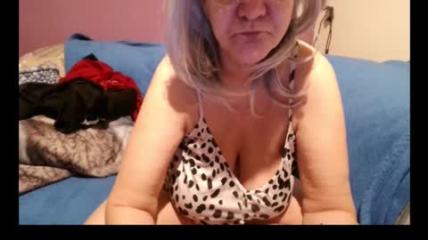 Snapshot of milfchantal chatting on 25, 1, 2025 Milfchantal online show from 25, 1, 2025