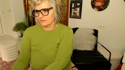 Snapshot of milfelladd69 chatting on 5, 3, 2025 MilfElla online show from 5, 3, 2025