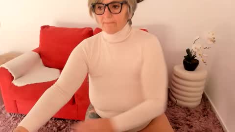 Snapshot of milfelladd69 chatting on 13, 11, 2025 MilfElla online show from 13, 11, 2025