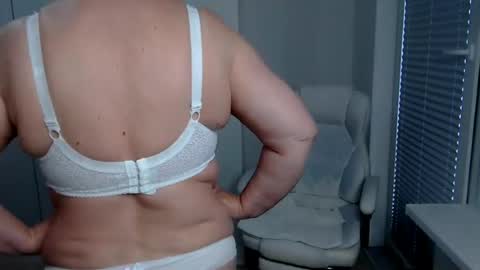 Snapshot of milfscarlette chatting on 3, 7, 2026 MilfScarlette online show from 3, 7, 2026
