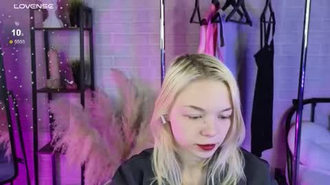 Snapshot of millaholt chatting on 10, 11, 2025 Hello Im Mila online show from 10, 11, 2025