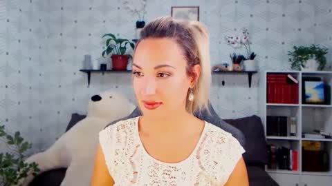 MillaXQueen online show from 15, 10, 2025