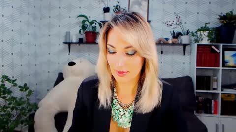 MillaXQueen online show from 18, 11, 2025