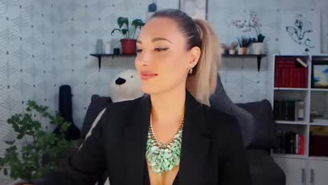 MillaXQueen online show from 15, 5, 2026