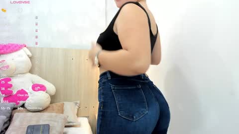 Snapshot of milu_gomez chatting on 15, 12, 2024 Milu Gomez online show from 15, 12, 2024