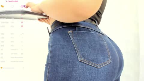 Snapshot of milu_gomez chatting on 15, 1, 2025 Milu Gomez online show from 15, 1, 2025