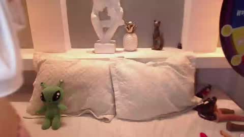 Milu Wallace  online show from 3, 10, 2025