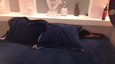 Milu Wallace  online show from 30, 10, 2025