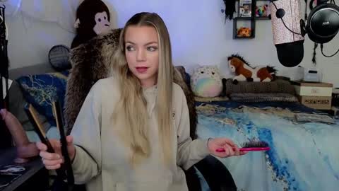 Snapshot of mindymars chatting on 5, 11, 2025 Mindy Mars online show from 5, 11, 2025