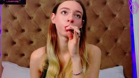 mira_lynxx online show from 5, 12, 2025