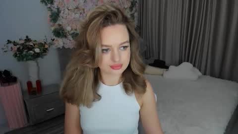 Snapshot of miraclecurly chatting on 7, 10, 2025 Emma online show from 7, 10, 2025