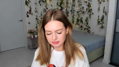 Snapshot of miraclecurly chatting on 12, 10, 2025 Emma online show from 12, 10, 2025
