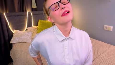 Snapshot of mireillelablue chatting on 19, 10, 2025 Lina online show from 19, 10, 2025