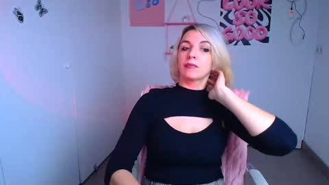 Snapshot of mishelle_blondie chatting on 2, 12, 2025 Mishelle online show from 2, 12, 2025