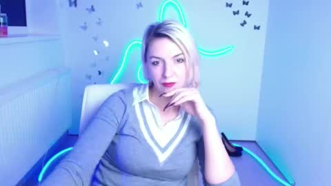 Snapshot of mishelle_blondie chatting on 4, 12, 2025 Mishelle online show from 4, 12, 2025