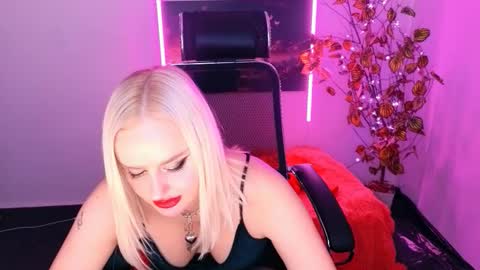 Snapshot of miss_alice_silver chatting on 28, 10, 2025 miss_alice_silver online show from 28, 10, 2025