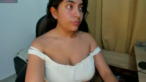 Snapshot of miss_eylens chatting on 1, 2, 2025 miss_eylens online show from 1, 2, 2025