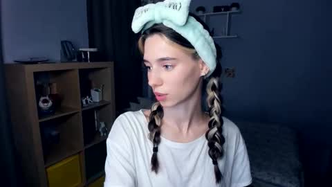 Snapshot of misschaotic_ chatting on 11, 9, 2025 Shelley online show from 11, 9, 2025