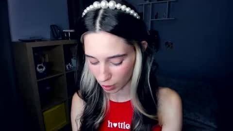 Snapshot of misschaotic_ chatting on 15, 9, 2025 Shelley online show from 15, 9, 2025