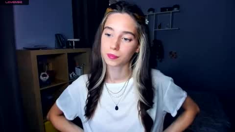 Snapshot of misschaotic_ chatting on 16, 9, 2025 Shelley online show from 16, 9, 2025