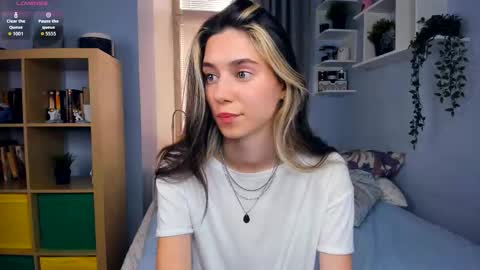 Snapshot of misschaotic_ chatting on 30, 9, 2025 Shelley online show from 30, 9, 2025