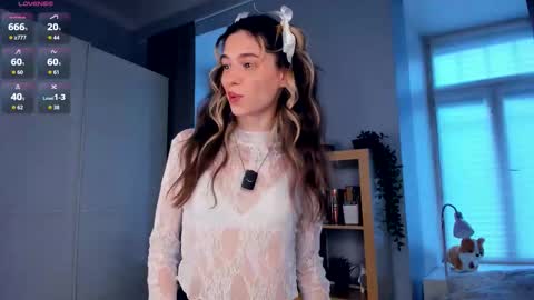 Snapshot of misschaotic_ chatting on 19, 11, 2025 Shelley online show from 19, 11, 2025