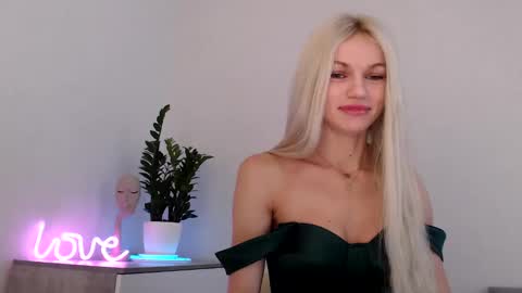 Snapshot of missemma1111 chatting on 2, 12, 2024 EMMA online show from 2, 12, 2024