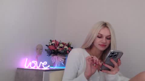 Snapshot of missemma1111 chatting on 2, 12, 2024 EMMA online show from 2, 12, 2024