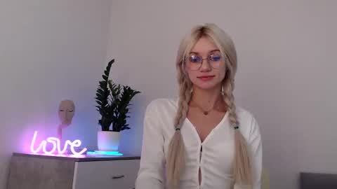 Snapshot of missemma1111 chatting on 8, 12, 2024 EMMA online show from 8, 12, 2024