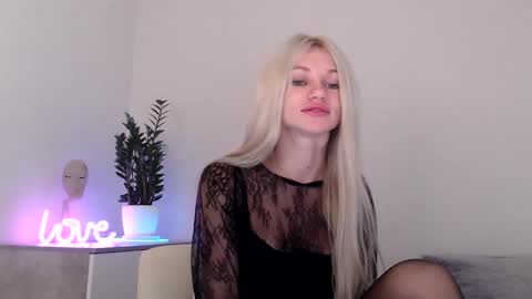 Snapshot of missemma1111 chatting on 17, 12, 2024 EMMA online show from 17, 12, 2024