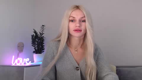 Snapshot of missemma1111 chatting on 17, 12, 2024 EMMA online show from 17, 12, 2024