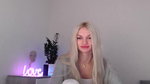 Snapshot of missemma1111 chatting on 18, 12, 2024 EMMA online show from 18, 12, 2024