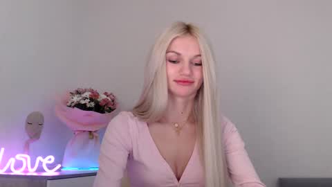 Snapshot of missemma1111 chatting on 23, 12, 2024 EMMA online show from 23, 12, 2024