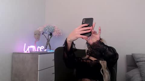 Snapshot of missemma1111 chatting on 21, 1, 2025 EMMA online show from 21, 1, 2025