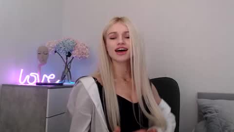 Snapshot of missemma1111 chatting on 22, 1, 2025 EMMA online show from 22, 1, 2025