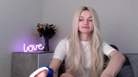 Snapshot of missemma1111 chatting on 4, 3, 2025 EMMA online show from 4, 3, 2025